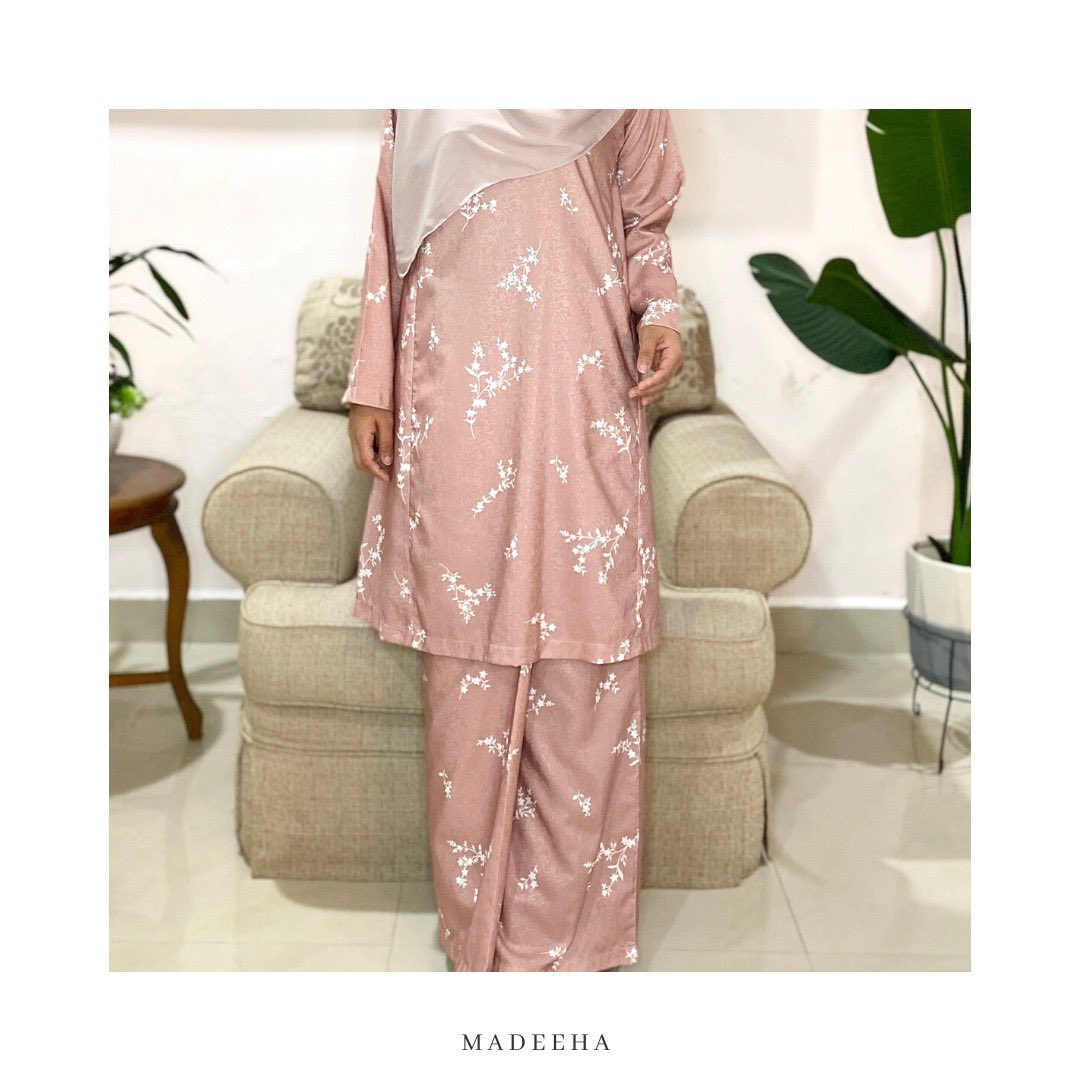 madeehaco's tweet photo. Widuri Kurung Pahang

Colour :  Smoke Blue, Pink Flamingo and Prussian Blue
Material : Enzo cotton with dobby effect
Price : RM169
Size : S,M,L,XL

FREE POSTAGE (until 24th May) &amp; FREE SAMPUL RAYA for every purchases of Lebaran collection.✨✨ https://t.co/iTt9HLUqm8