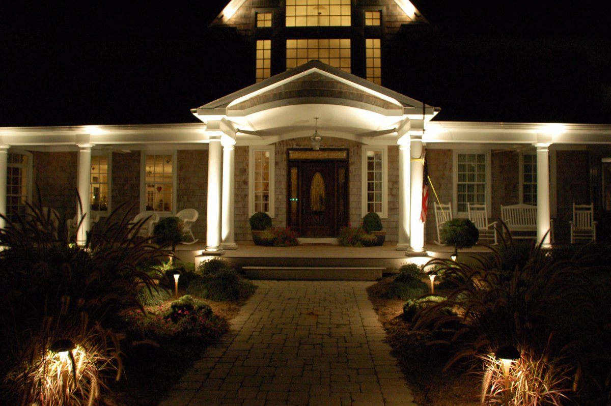 CAST_Lighting's tweet photo. Spring air + warm welcoming #lights = perfection. https://t.co/qlykcGP227