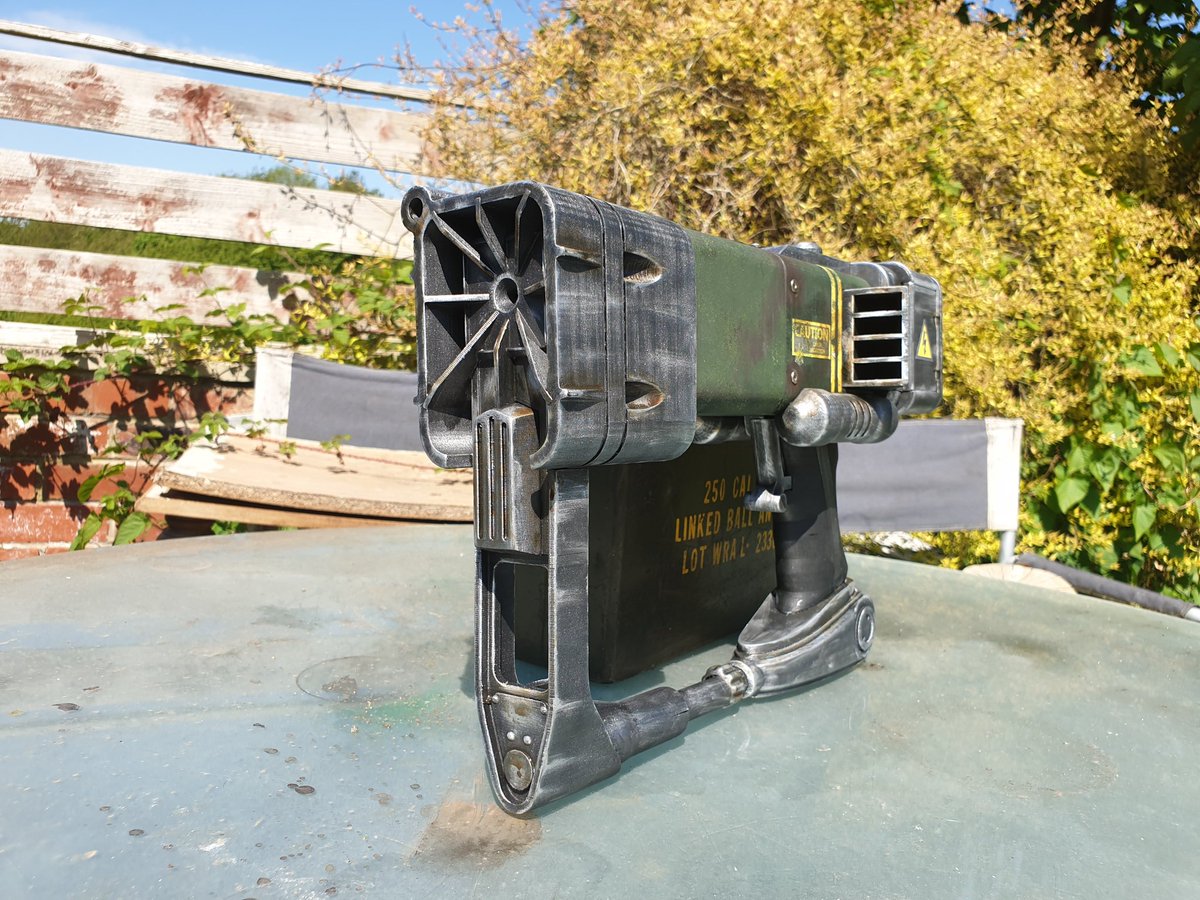 richardathome's tweet photo. #RichBuilds.com #Fallout AEP7 Laser pistol done. Laser not fitted yet (waiting on a lipo). Build log to come once I've stopped running around the house shouting Pew! Pew! https://t.co/FhsQ8pmuIT