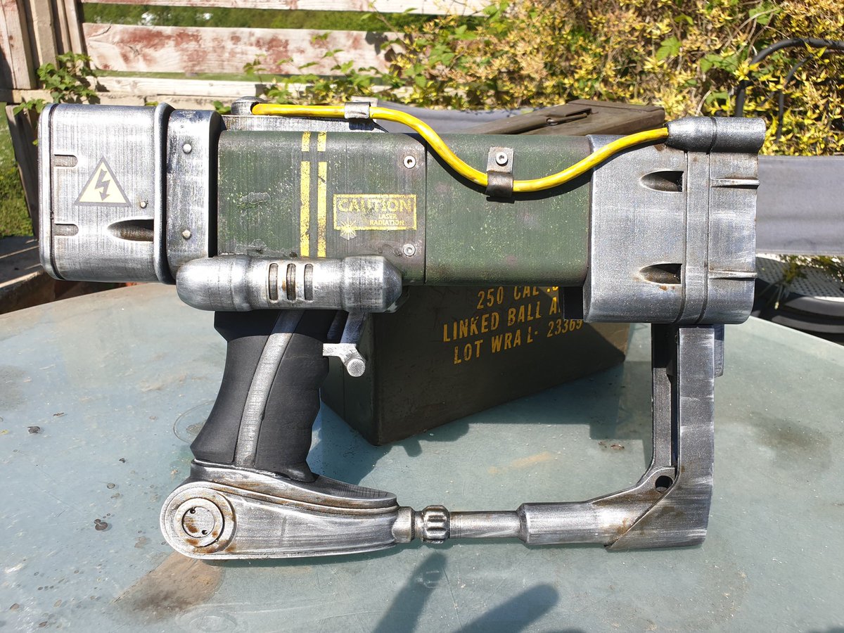 richardathome's tweet photo. #RichBuilds.com #Fallout AEP7 Laser pistol done. Laser not fitted yet (waiting on a lipo). Build log to come once I've stopped running around the house shouting Pew! Pew! https://t.co/FhsQ8pmuIT