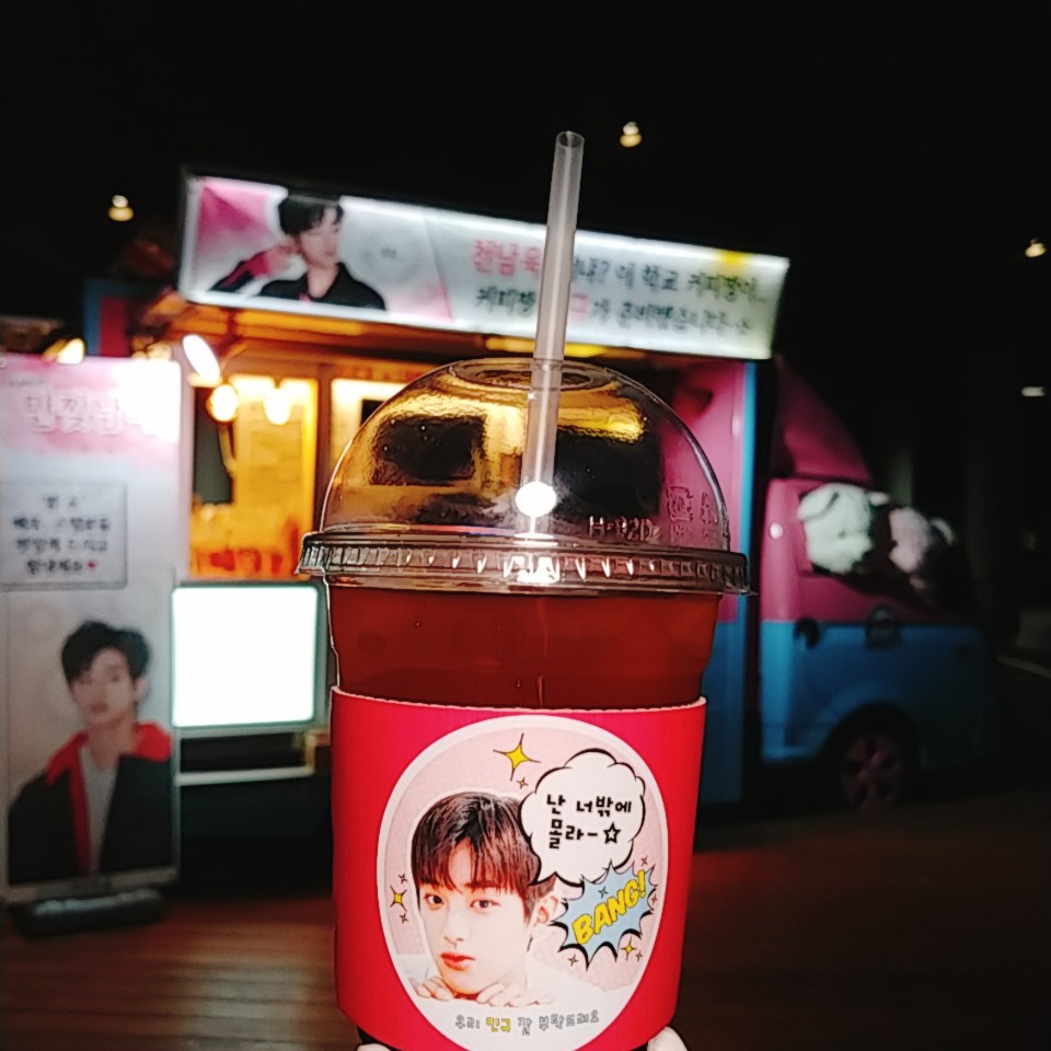 minkyudal's tweet photo. 오늘 민규는 🌿민트 초코칩 라떼와 🥛리얼 죠리퐁퐁, 츄러스 두개🥨🥨를 먹었다고 합니다🥰🥰

만찢남녀팀의 모든 배우, 스탭분들 앞으로도 응원할게요♥️ https://t.co/4JJ9WNjtxL