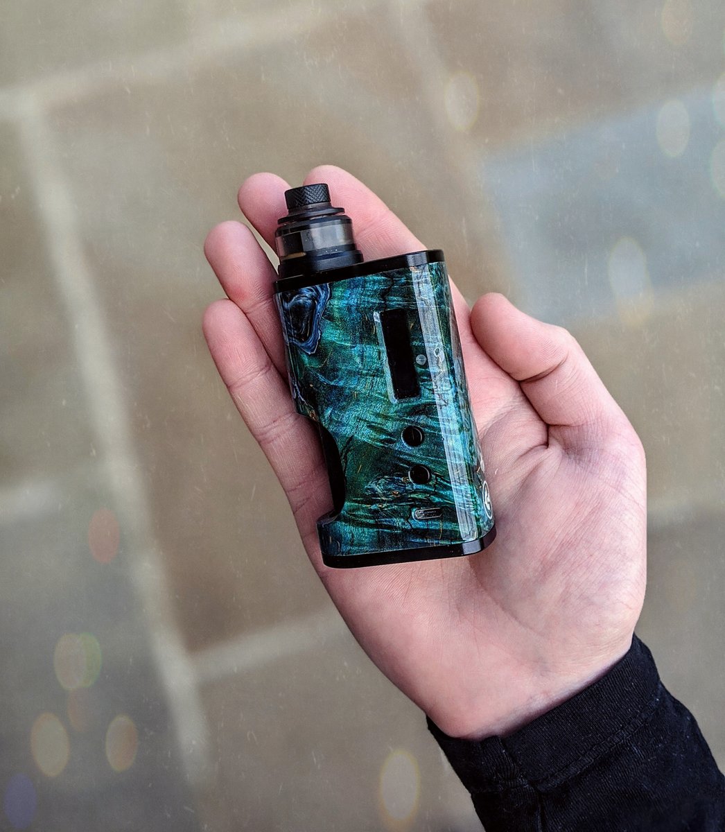 vapouround's tweet image. #handcheck - Rocking the Ultroner x Vapouround Aether this afternoon, with the 5A's Basic Ti on top. Should we design another mod? 😉💨

#vapouround #aethermod #squonk #squonker #squonkmod #squonklife #vapefam #vapers #vapelife #vapephoto #vapelifestyle