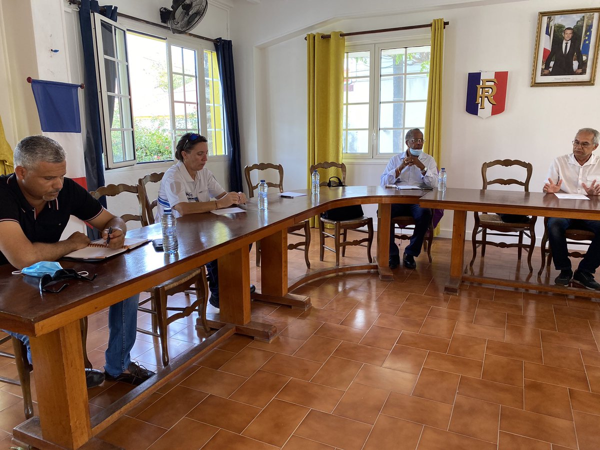 Ce matin réunion de travail à Terre de Haut à l’initiative de <a href="/TerreBas/">Commune de Terre de Bas Plaisir et Tranquillité</a> en présence des armateurs afin de préparer la reprise des rotations  maritimes et de décider des modalités d’entrées dans l’archipel des Saintes.  <a href="/RCI_GP/">RCI Guadeloupe</a> <a href="/guadeloupela1e/">Guadeloupe la 1ère</a> <a href="/StimpflingEric/">Eric Stimpfling</a> <a href="/FAGuadeloupe/">France Antilles Gpe</a>
