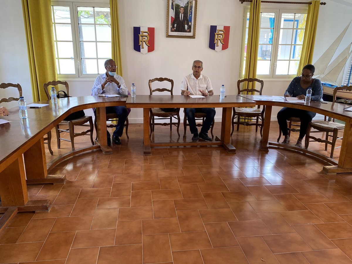 TerreBas's tweet photo. Ce matin réunion de travail à Terre de Haut à l’initiative de @TerreBas en présence des armateurs afin de préparer la reprise des rotations  maritimes et de décider des modalités d’entrées dans l’archipel des Saintes.  @RCI_GP @guadeloupela1e @StimpflingEric @FAGuadeloupe https://t.co/IRPygIdkP8