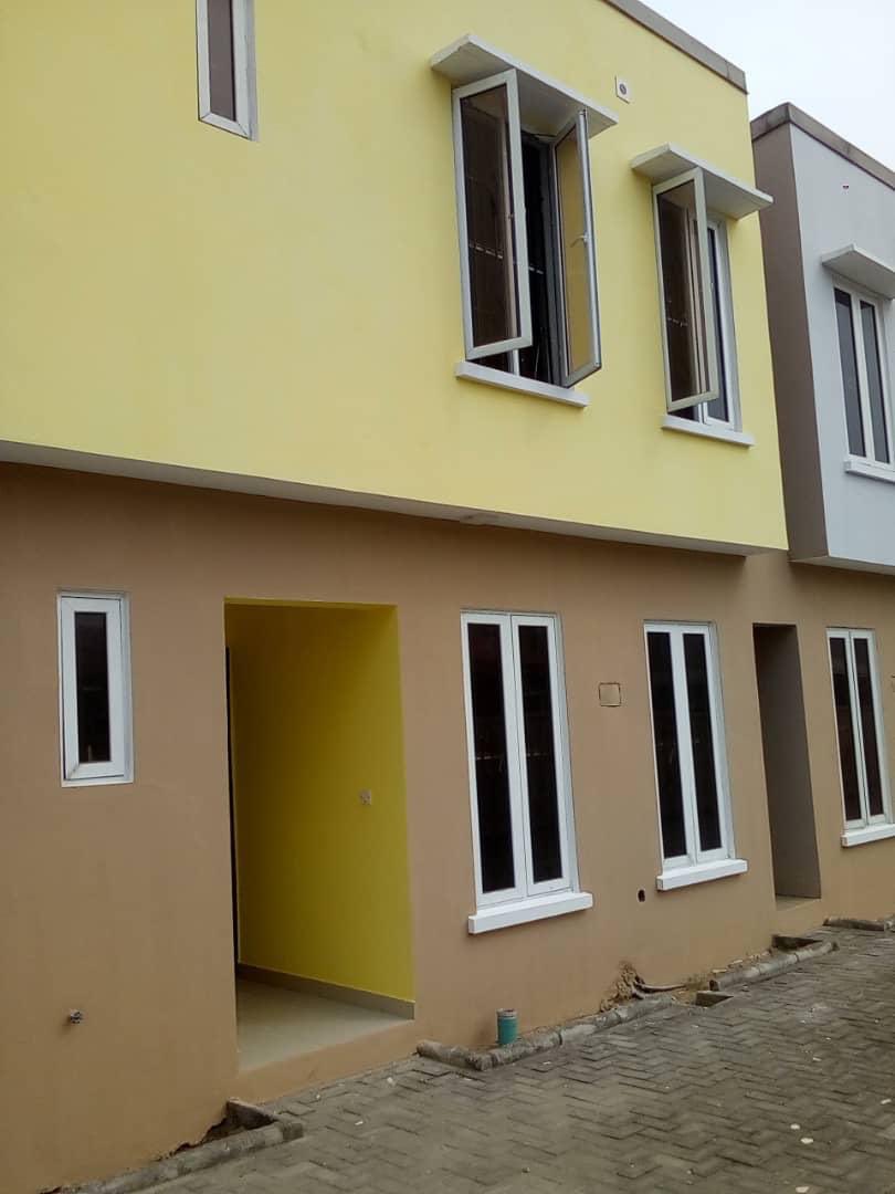 loft_code's tweet image. FOR SALE: 
SERVICED 6(NO) 3-BEDROOM TERRACE HOUSES WITH A ROOM SERVANTS' QUARTERS EACH AT OFF ADO ROAD, AJAH, LAGOS. 

SALES PRICE: N35m per unit
info@theloftcode.com
0805 708 1122, 0906 915 5617
#loftcode #lekki #lagos #home #homes #realestate #ajah
