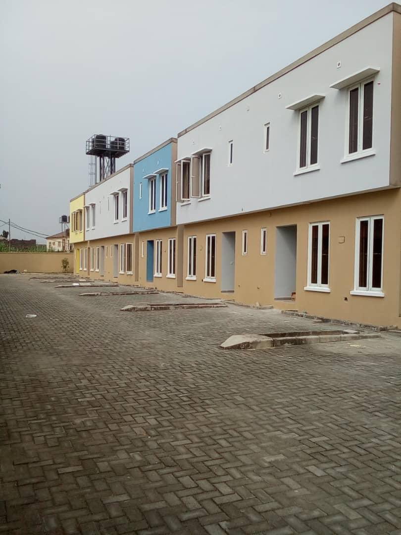loft_code's tweet image. FOR SALE: 
SERVICED 6(NO) 3-BEDROOM TERRACE HOUSES WITH A ROOM SERVANTS' QUARTERS EACH AT OFF ADO ROAD, AJAH, LAGOS. 

SALES PRICE: N35m per unit
info@theloftcode.com
0805 708 1122, 0906 915 5617
#loftcode #lekki #lagos #home #homes #realestate #ajah