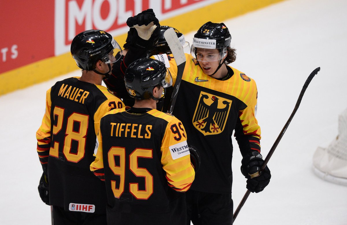 SPORT1_PR's tweet photo. Morgen wäre die #EishockeyWM gestartet, @SPORT1 hat passende Trostpflaster: Morgen &amp; am Dienstag gibt's ab 20:15 Uhr neue Folgen von "https://t.co/aSeCqVDj8x - Goldis Eishockey-Welt". Dazu Klassiker-Sendungen über die emotionalsten deutschen Eishockey-Momente &amp; die WM 2018 &amp; 2019 https://t.co/Z8LqdtxjoN
