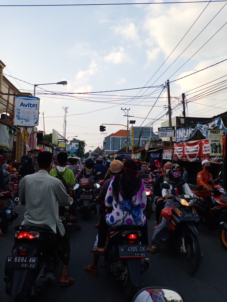 gresikNEWS's tweet photo. Suasana sore di pasar kecamatan Dukun, Kamis (7/5/2020.) Hampir tak terlihat jejak PSBB.
Foto : Didik Hendriyono
#psbbgresik #gresiknews #gresikdaruratcorona #gresikview https://t.co/phBqQx2zvv