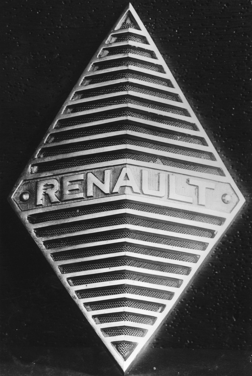 RenaultGroupDE's tweet photo. 95 Jahre #Renault #Rhombus: 1925 erschien das traditionsreiche Marken-Emblem erstmals auf der Motorhaube des damaligen Prestigemodells #40CV. Seitdem wurde das #Logo mehrfach zeitgemäß aktualisiert. Mehr https://t.co/VwoAbzwOs4 https://t.co/PBjPMhCJcb