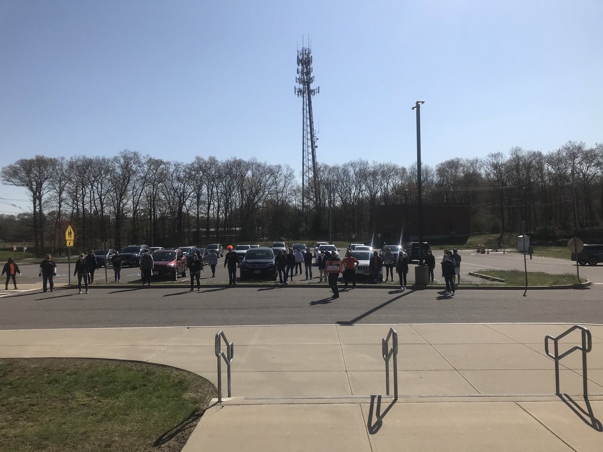 OAHSTigers's tweet photo. OA Class of 2020 #WeLoveOurSeniors signs are in route to your homes today.  Thank you OA Faculty and Staff for volunteering. https://t.co/fgujQo5PWI