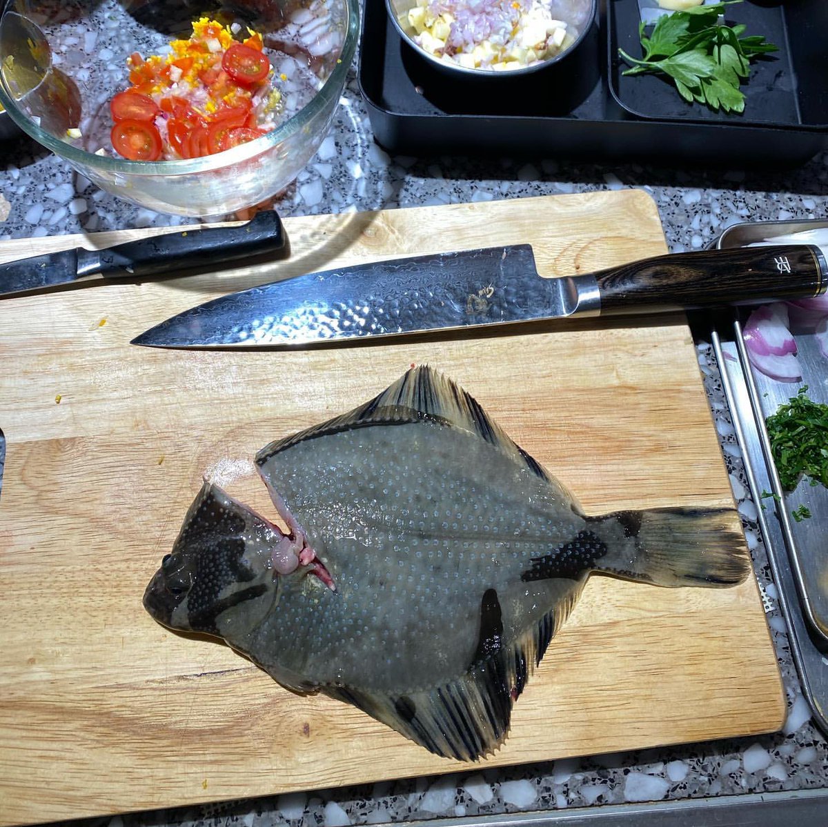 SonexStella's tweet photo. [TRANS] @/yulyulk Ceviche carpaccio perfect for spring energy 🌱 First time trimming flatfish... 😲🤭🤤 Fried hanwoo top round in tapioca and completed plating with edible flowers #YurisCooking #Ceviche #Carpaccio #FirstTimeTrimmingFlatfish #IAlmostDied #NeverKnewHowHardPlatingIs https://t.co/uI5WIubJI5