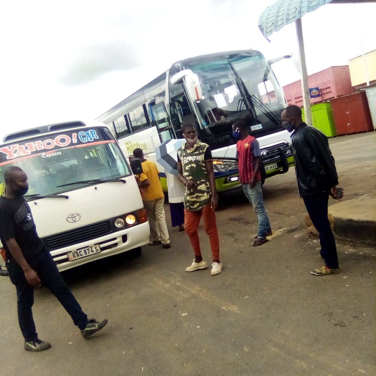 RyvcpNyagatare's tweet photo. Urubyiruko rw'abakorerabushake mu #Nyagataresector kubufatanye na @NyagatareDistr na @Rwandapolice bakomeje gufasha abanyarwanda gushyira mu bikorwa amabwiriza yo kwirinda #COVID19
#GukarabaIntoki
#KwambaraAgapfukamunwa
#GushyiramoInterayaMetero1
#GutahaMbereyaSaaMbiriZIjoro https://t.co/glfa3dorKn