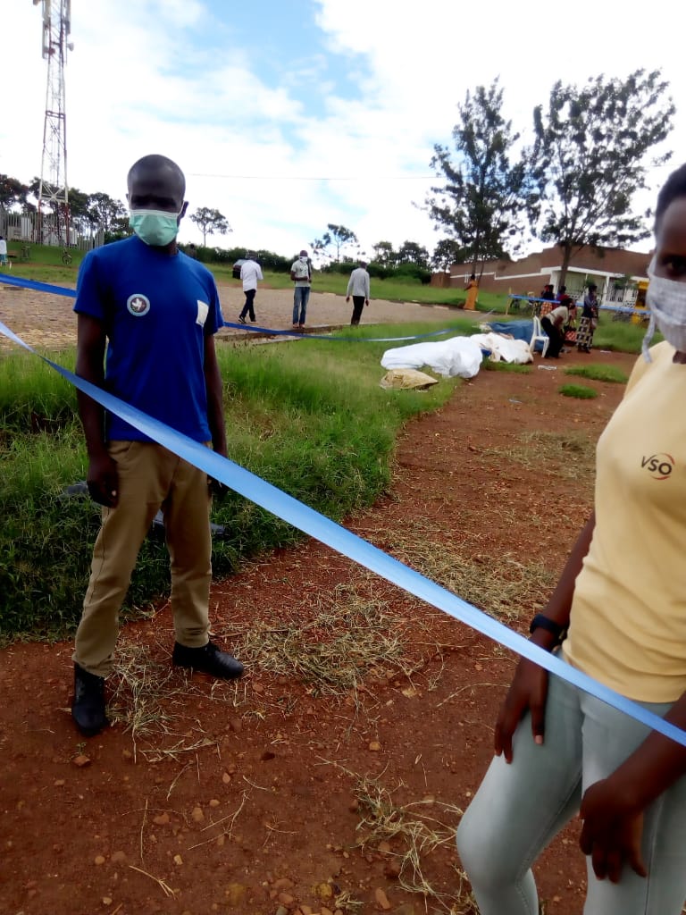 RyvcpNyagatare's tweet photo. Urubyiruko rw'abakorerabushake mu #Nyagataresector kubufatanye na @NyagatareDistr na @Rwandapolice bakomeje gufasha abanyarwanda gushyira mu bikorwa amabwiriza yo kwirinda #COVID19
#GukarabaIntoki
#KwambaraAgapfukamunwa
#GushyiramoInterayaMetero1
#GutahaMbereyaSaaMbiriZIjoro https://t.co/glfa3dorKn
