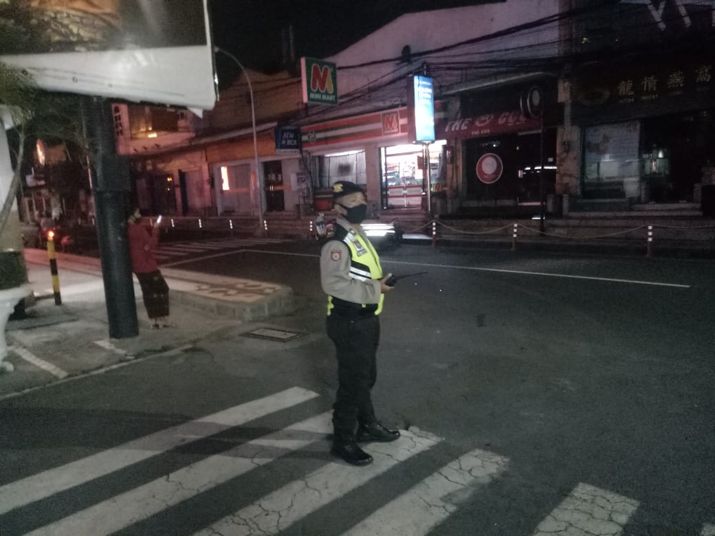 polsekkuta's tweet photo. Bubaran Karyawan Mall Centro Personil Sabhara Polsek Kuta Polresta Denpasar Lakukan Pemantauan dan Pengaturan, Kamis (07/05/2020) malam.
#divisihumaspolri #multimediapoldabali #sabhara #bubaran #karyawan #pemantauan #JagaJarak #polisiindonesia #Indonesiakuat #infobadung #kuta https://t.co/htLr6KIMgi