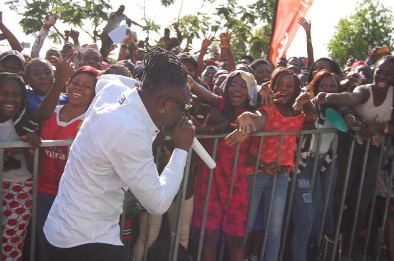 AAUAAMEBO's tweet photo. June 1, 2017

@iamseantizzle was Live in AAUA for the @gtcrea8 #Born2Create Campus Storm 

Venue: Matriculation Ground 
Host: @mcjessecfr 

Crazy Day, Electrifying performance that got the ladies screaming and fainting 😂

#teamAAUA #ThrowbackThursday 

#StaySafe 😷 https://t.co/npHQCFVKx6