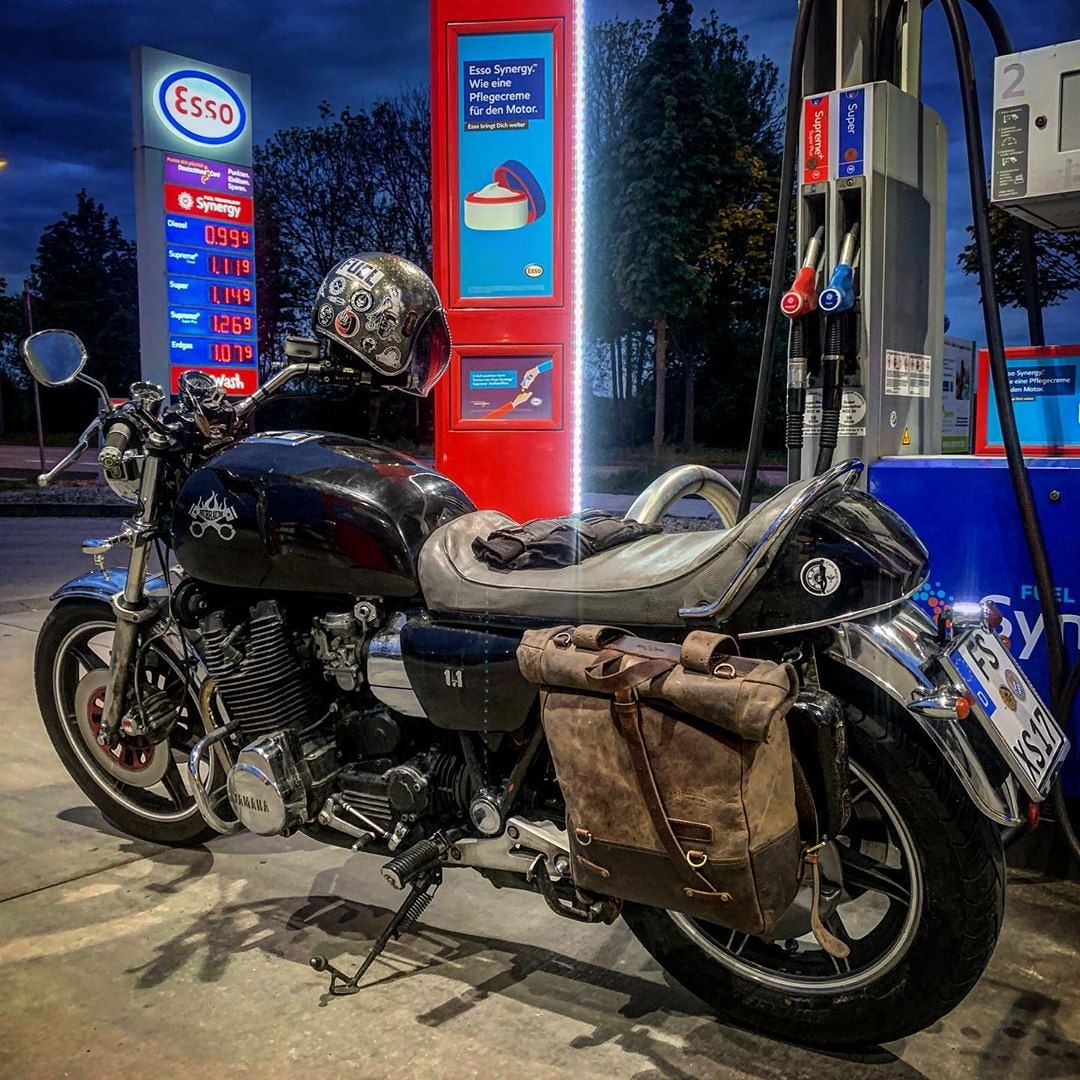 tripmachineco's tweet photo. Any excuse is a good excuse to head out now #fillherup #parkedmotorcyclesyndrome #backpackpannier #sr400 #yamaha
#caferacer #yamahasr400 #StayHome
#staysafe #lockdown
Photo By @caferacer_freising https://t.co/2UyaDEZ3xZ