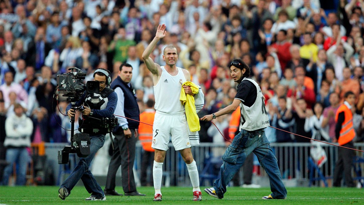 realmadrid's tweet photo. 🌟⏳ Hoy se cumplen 14 años del último partido de Zidane como jugador del @RealMadrid en el Bernabéu.
#RMFansEnCasa | #RMHistory https://t.co/NXi7EOVAKf