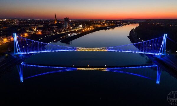 imageofkosovo's tweet photo. As a sign of solidarity in this time of pandemic, the city of Osijek 🇭🇷 has illuminated the most famous bridge of the city with the colors of the state flag of Kosovo.
Hvala, Hrvatska 🇭🇷❤️
#imageofkosovo #CroKos https://t.co/nTtfhT8cY0