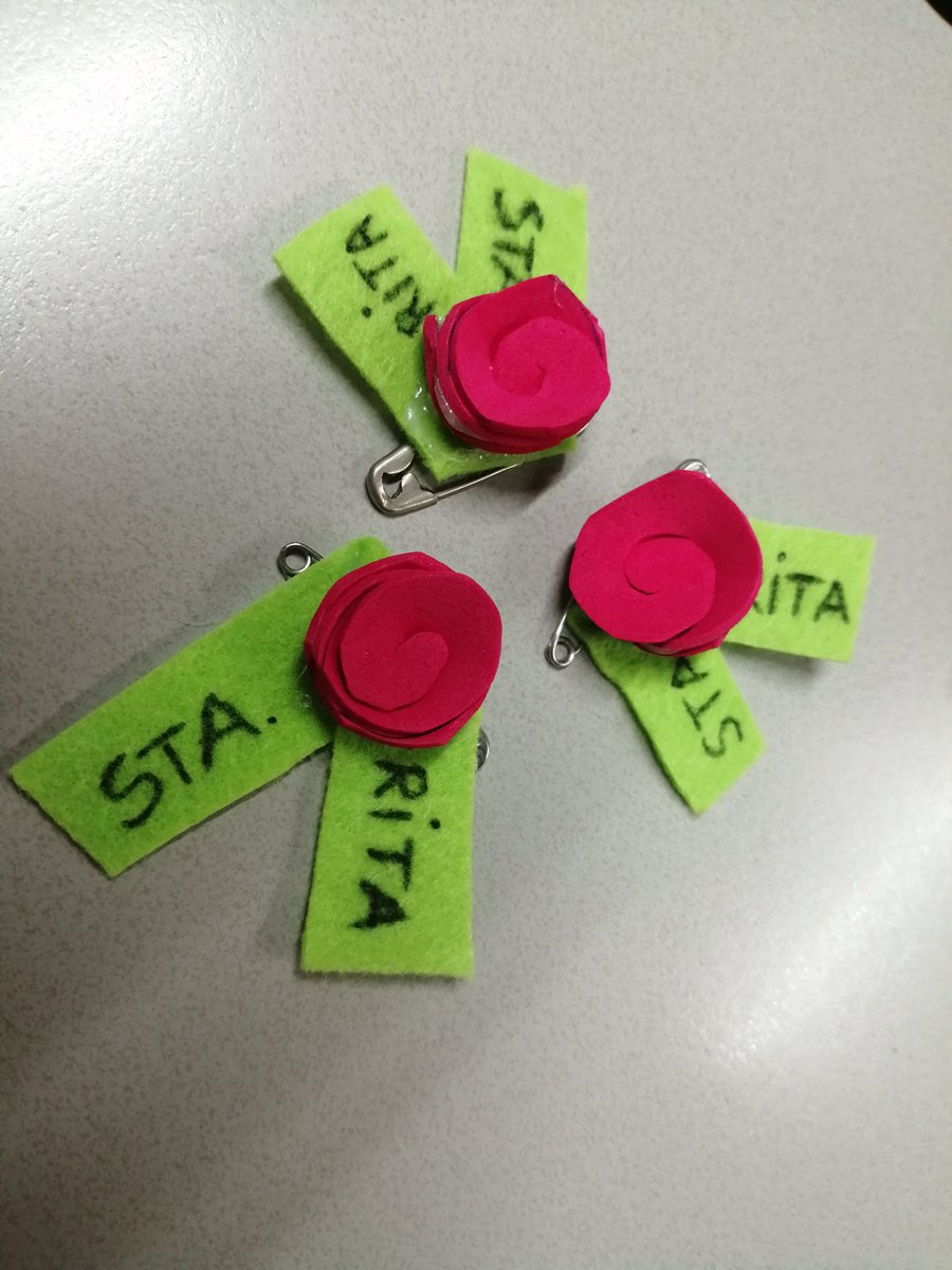 RayaTena's tweet photo. Hoy nos han regalado esto a @lauraromera80 y a mí cuando hemos ido a una de las #residencias que nos han asignado.
#AP con las #Residencias.
I❤️nuestra gente mayor.
#HayQueQuererlas https://t.co/NZ0UEXelxv