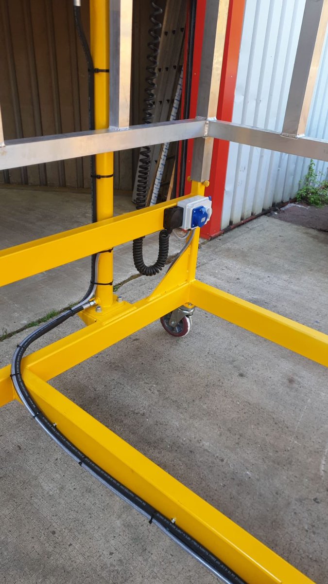 ElectricalSjk's tweet photo. More bespoke platforms going out today from one of our great clients dispatched to RAF brize norton these with hydraulic ram lifts #planetplatforms https://t.co/mwKmqi7sJJ