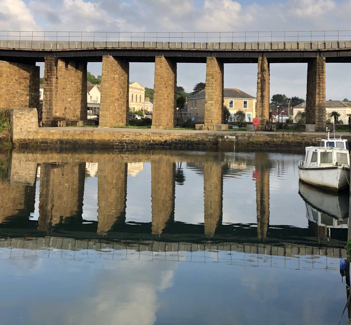 JackiHicks's tweet photo. Lovely walk this evening #dailyexercisewalk #walkfromhome #HayleHarbour #HayleViaduct #reflections https://t.co/AokivGxPtj