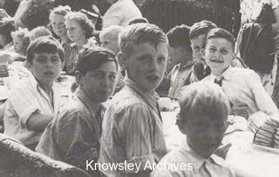 HalewoodHistory's tweet photo. #OnThisDay 

Halewood residents gather in Mansell Drive, Halewood for their VE-Day street party on 8th May 1945.

The street party in progress took place 75 years ago today to celebrate the end of war in Europe. 

#VEDay75 
#VEDayAtHome 

📷 - https://t.co/8jiGFaoWuS https://t.co/2TqJ9P1Cl7