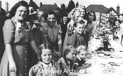 HalewoodHistory's tweet photo. #OnThisDay 

Halewood residents gather in Mansell Drive, Halewood for their VE-Day street party on 8th May 1945.

The street party in progress took place 75 years ago today to celebrate the end of war in Europe. 

#VEDay75 
#VEDayAtHome 

📷 - https://t.co/8jiGFaoWuS https://t.co/2TqJ9P1Cl7