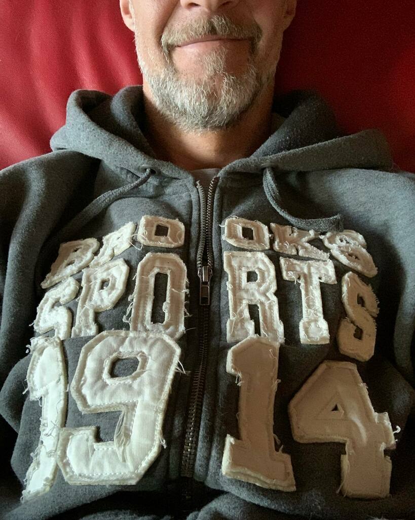 mario_giri's tweet photo. Hoodietime vor dem zu Bett gehen. Das Mantra ist dasselbe wie die letzten drei Tage: Ich laufe am Freitag 100k, ich laufe am Freitag 100k, ich laufe...
#tbsut #ThunerBrienzerSeeUltraTrail ##Berneroberland #runhappy #brooksrunning #brookrunningde #runhap… https://t.co/vFkU3kJVg7 https://t.co/uHbv70l3Wu