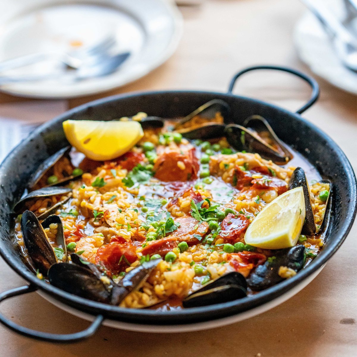 Notre paella pour deux, cuisinée avec plein d'amour, dans le confort de ton chez toi. 💃
Comment commander?
👉En ligne en avance ou jusqu'à 13h pour le soir-même restomeson.com
👉Par téléphone pour un takeout entre 13h et 19h du mercredi au dimanche  514-439-9089