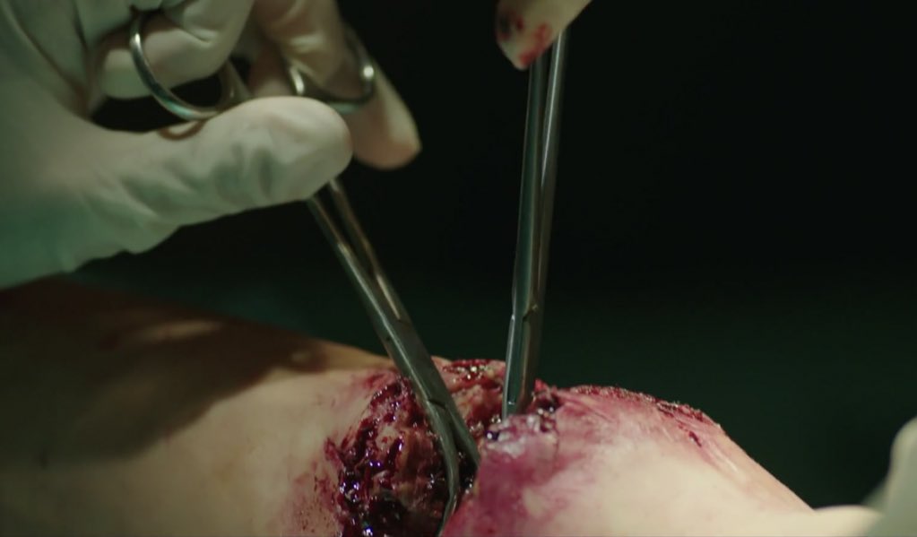 kdramadmirer's tweet photo. the reason why korea is the best when it comes to medical dramas, it’s bc aside from the storylines, plot twists and casts, THE VISUALS ARE SO FREAKIN’ GOOD!!! feels like i’m watching a real life operation 😳🩺 https://t.co/cuMHjRvaCb