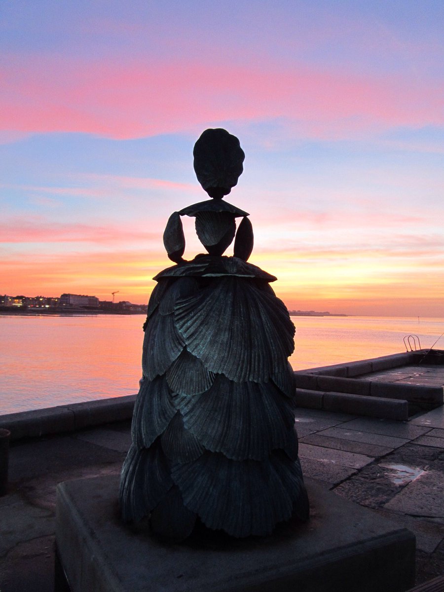 LoveMargate's tweet photo. Please don’t visit Margate this bank holiday weekend. We look forward to welcoming you all back once it is safe to do so
#staysafe #stayhome #margate #lovemargate #mrsbooth #shelllady #sunset https://t.co/2ltAkQaC9a