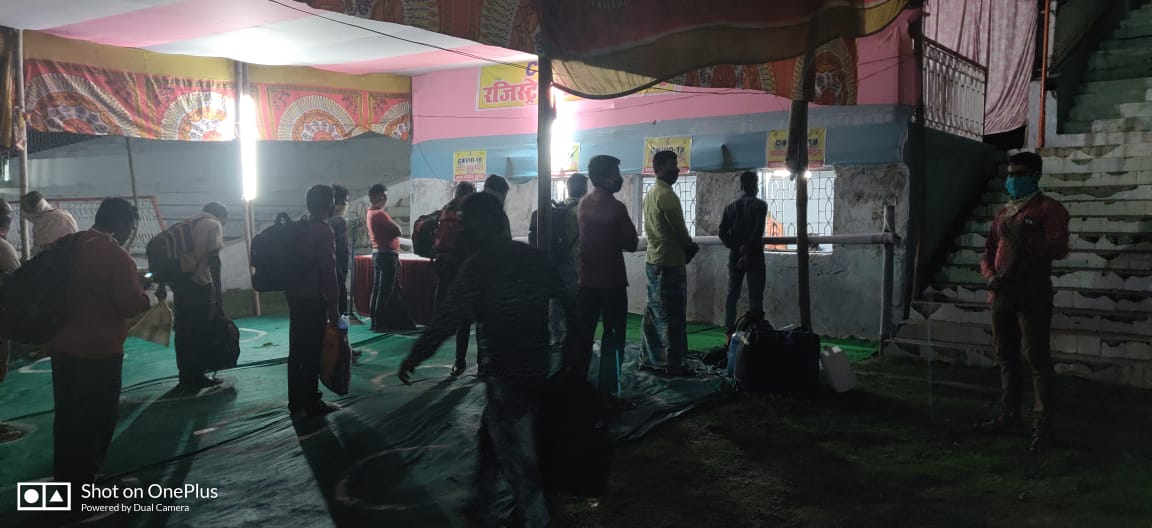 AssociationBas's tweet photo. #FightAgainstCOVID19 में बासा के इन युवा अधिकारियों की मेहनत एवम् लगन प्रशंसनीय हैं, जहां वे ना केवल प्रवासियों के सफल एवम् सुरक्षित संचालन सुनिश्चित कर रहे हैं बल्कि नवोन्मेष तरीके से इस विपदा का प्रबन्ध कर रहे हैं। #CoronaWarriors @IPRD_Bihar @JagranNews @DainikBhaskar https://t.co/P3vv3hBmLY