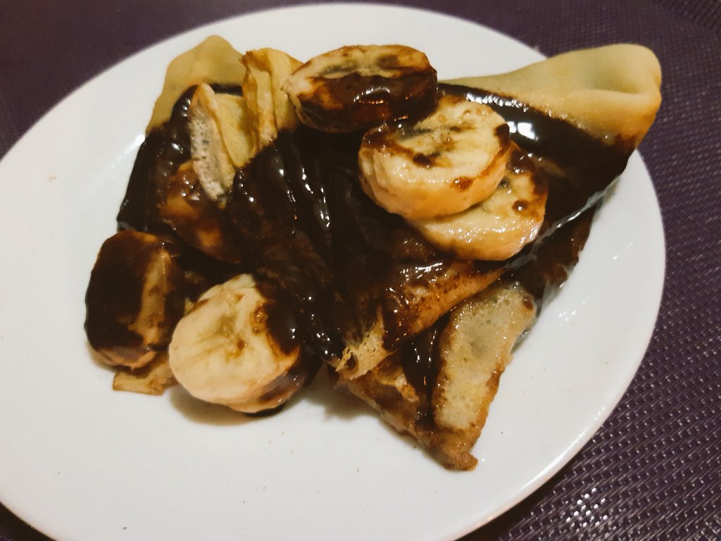 MelodyEllisa's tweet photo. Best dinner always starts with...Yummy crepes #chocolatelove #dinnertonight #girlsfromstudio20 #frenchpancakes https://t.co/d7yP4wWqa4