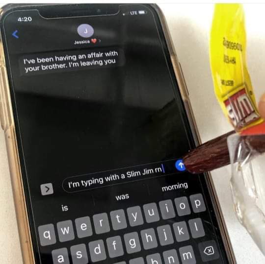 ForeignMagnet's tweet photo. i can’t believe i’m texting with a slim jim https://t.co/k6qpgo49fq