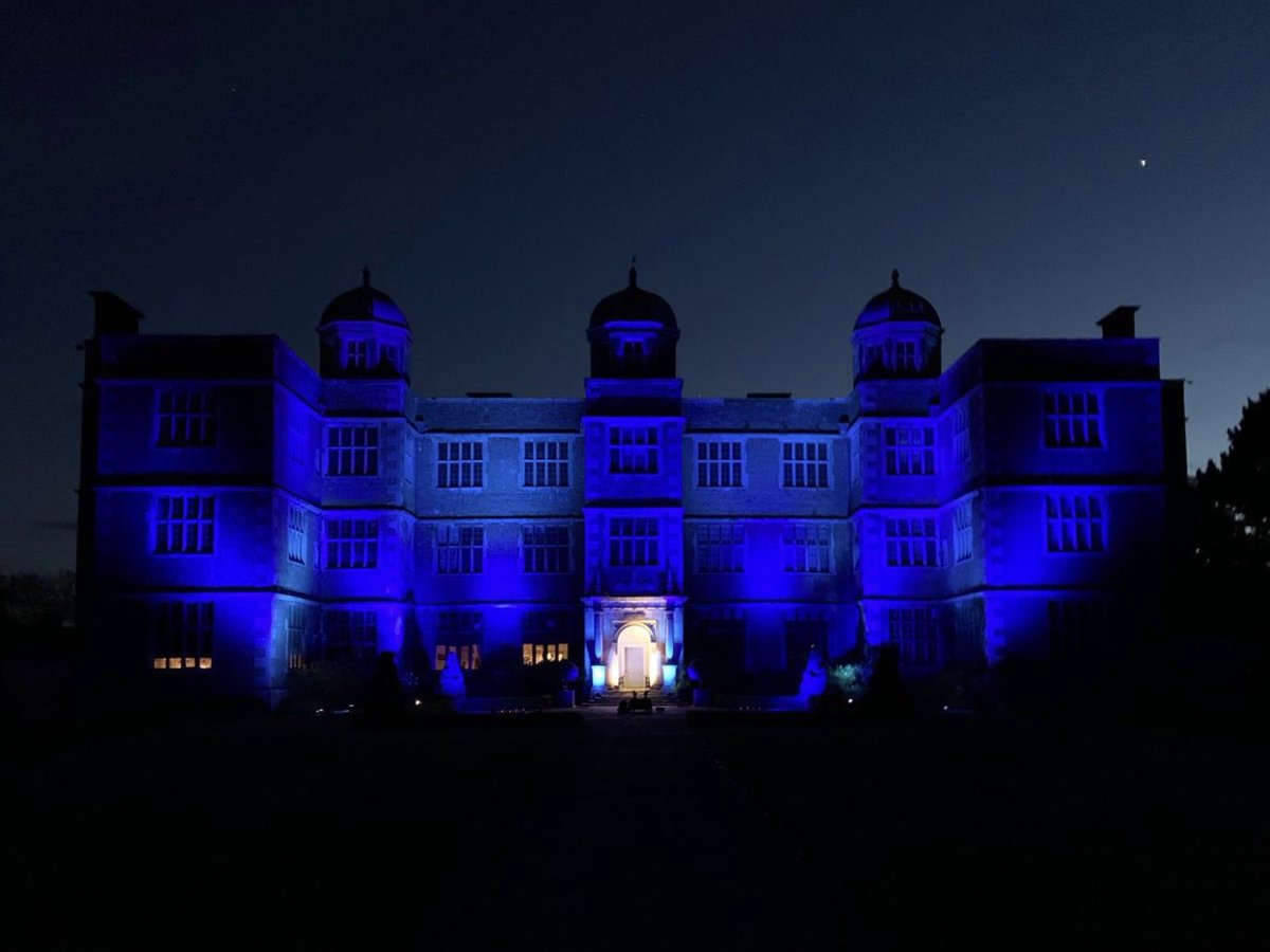 DoddingtonHall's tweet photo. Heartfelt thanks to our incredible #NHS, community carers &amp; key workers from all of us at Doddington Hall 💙 #StayHomeSaveLives #ClapForOurCarers @NHSuk @Historic_Houses @looknorthBBC 
⠀
——⠀
Thanks to Howell Thomas, @lincdrillhall &amp; Joe Jackson for turning the Hall blue. https://t.co/gvW4Xj4TAE