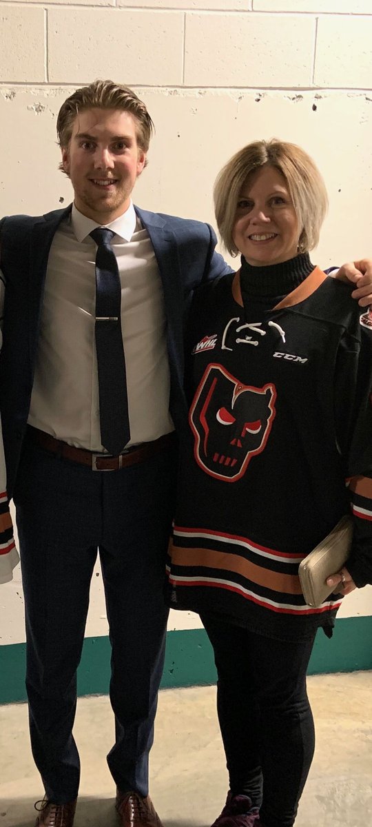 WHLHitmen's tweet photo. We Love All Our #HitmenMoms !
Print off the Mothers Day card link below and colour it in just in time for Mothers Day May 10th!
Make sure you tweet us when you finish as a Hitmen Prize Pack will be given away!
https://t.co/1O2yx0r2Pr https://t.co/ekhZYyWGRq