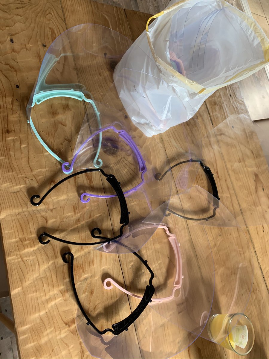 aub_alexandre's tweet photo. Merci à la société @EydiTechnology et @defromont13 d’avoir offert à la mission @LeoLagrange mediterannée ces visieres qui viendront compléter la protection des animateurs en reprise d’activités au sein des écoles dès lundi ! @laprovence @Var_Matin @Prefet13 @RenaudMuselier https://t.co/ZwxdUakPg2