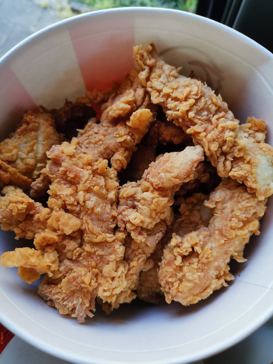 Simone13304's tweet photo. On my way to my parents 🤤 I can finally eat the tasty KFC food 😋🥰 #MewGulf #kfctogetherness https://t.co/RrJzy2mgqK