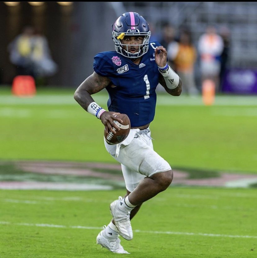 Clover_Football's tweet photo. Big S/O to @_shaiwertss for taking some time out of his busy schedule to talk to the QB’s today. We appreciate your time and wish you nothing but the best in your future. Clover Football will be cheering you on. @GSAthletics_FB 
#BeatAdversity #TPW🥦 https://t.co/GiL5eALlnv