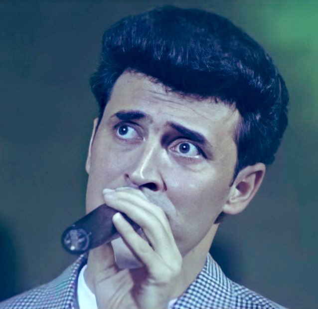 أيّتها الوردة والرّيحانةُ
والياقوتةُ والسّلطانةُ والشعبيةُ
والشّرعيةُ بين جميع الملكاتِ
يا قمرًا يطلع كل مساءٍ من نافذة الكلماتِ
يا آخر وطن أولد فيه
وأدفن فيهِ
وأنشر فيه كتاباتي 🎻🖤