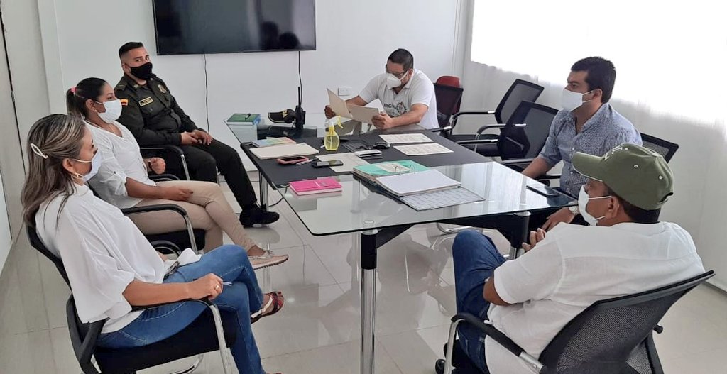 gobierno_cesar's tweet photo. En el municipio de San Diego, el secretario @eduardocampoc realizó mesa de seguimiento con el alcalde Carlos Calderón, frente al comportamiento de los ciudadanos en el aislamiento obligatorio por COVID-19. Nos acompañó además @CesarSecSalud y Policía Nacional. https://t.co/JLEhtvlFuz