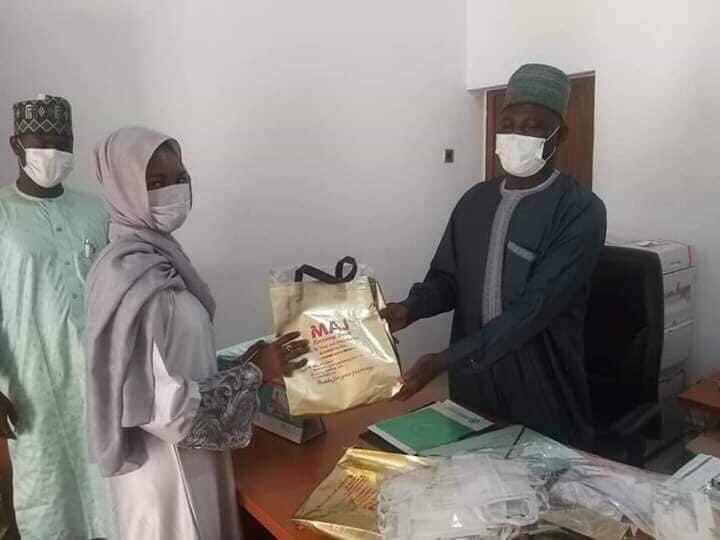 maryam_Jidayi's tweet photo. I Donated 500 pieces of face masks to the Borno state high powered response team for the control and prevention of COVID-19 in the state . Let’s help with the little we can please. We are in this together. 🙏 Lets Continue practicing social distancing! https://t.co/rDGxm3hmqi
