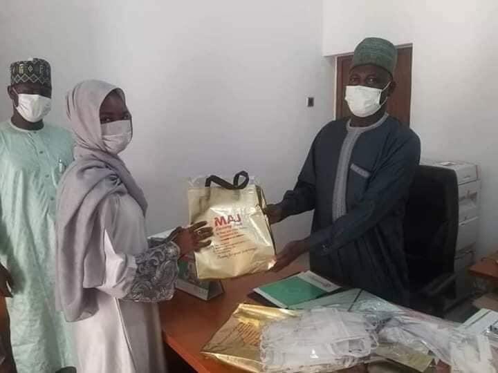 maryam_Jidayi's tweet photo. I Donated 500 pieces of face masks to the Borno state high powered response team for the control and prevention of COVID-19 in the state . Let’s help with the little we can please. We are in this together. 🙏 Lets Continue practicing social distancing! https://t.co/rDGxm3hmqi