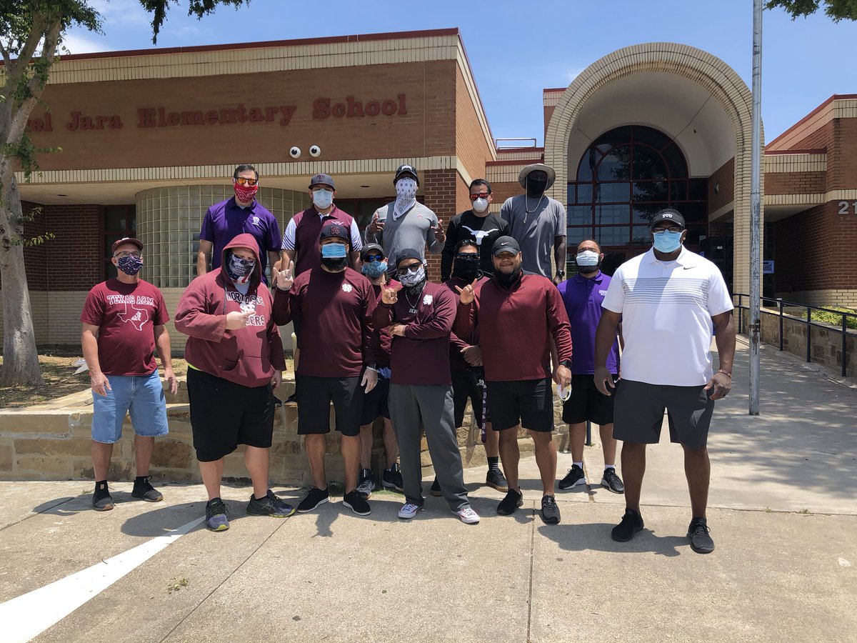 NSSteerFootball's tweet photo. Back at it again. The North Side, JP Elder, and Kirkpatrick Football Staffs were honored to help serve meals to the community today at Manuel Jara Elementary. #ServantLeadership #OneNorthSide #SteersUp🤘🏽 https://t.co/ETeQbE4EsD