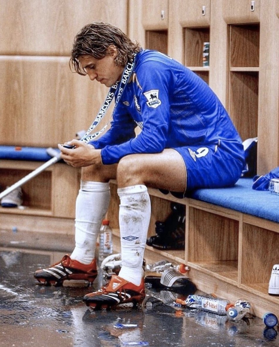 ChelseaMemory's tweet image. 🇦🇷 What a brilliant photo. Hernan Crespo admiring his Premier League medal after winning the title with Chelsea. Look at those boots as well. 😍📸 
(courtesy: @FutbolBible)