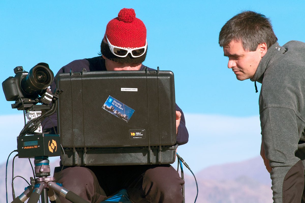ESO_Poland's tweet photo. #TBT Od lewej: @christophmalin i @YBeletsky to dwaj ambasadorowie fotografii ESO oraz członkowie zespołu Ultra HD Expedition. Christoph ustawia swoje “time-lapse bots” na nadchodzącą noc. (2014)

Zdjęcie: @ESO / @BabakTafreshi https://t.co/8Hcs7QW9ZC https://t.co/spt24eNXD5