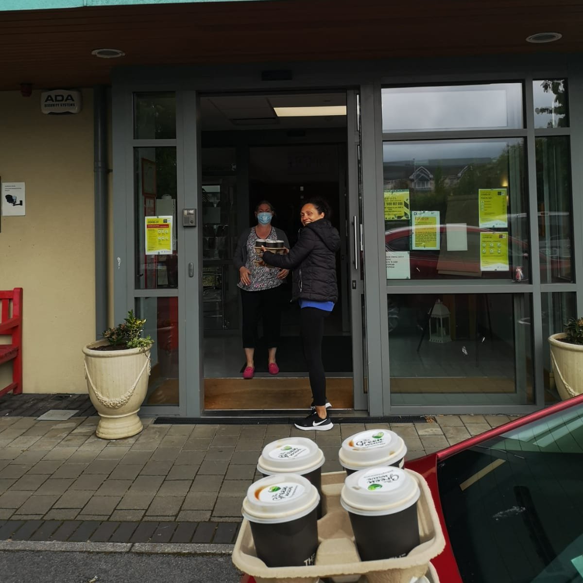 Lots more coffee drops this week and some today to nursing homes in Tralee. Please keep donating so we can keep going. Thanks so much! #thegreenwave 💚🌊

gofundme.com/f/the-green-wa…