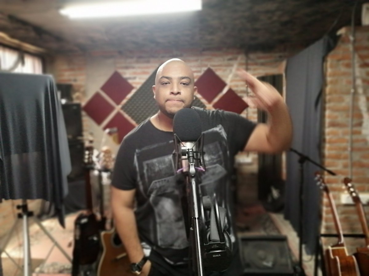 VladyZamDj's tweet photo. Grabando modo REC▶️ hace donlo que nos gusta y siempre gracias por el apoyo 🙏🎶🎤🇪🇨
#StudioModeOn #TamoGrabando
#UrbanStyle #MixTape  #ArtistasImbabureños
#MRecordStudio https://t.co/A7OlimY4Rh