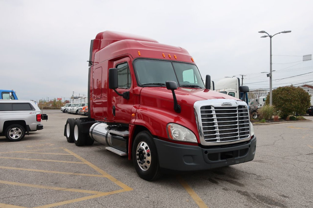 Valleyftl's tweet photo. Used 2014 Freightliner Cascadia (645,000 miles) DD15 Engine, 475 HP, Eaton-Fuller 10-Speed Manual, 60" XT RR Sleeper, Qualifies for Factory Used Truck Warranty. #freightliner #KeepTheWorldMoving #detroitengine 

https://t.co/lUWLl642pA

Price $28,900

Call 216-267-4800 https://t.co/ISpS42SVp3