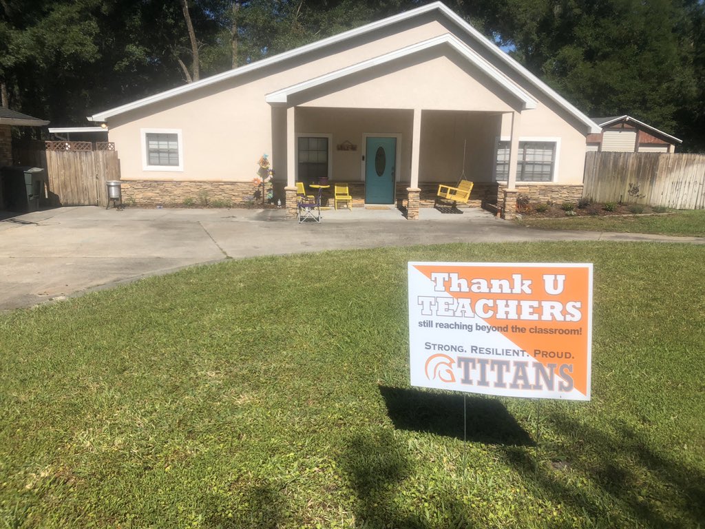My daughter woke me up early this morning Bc she saw something in our front yard. It was this awesome sign! Thank you UHS. Proud to be a Titan! <a href="/UHSTitans411/">Titans News NeTwork</a> <a href="/UHSTPrincipal/">uhstitans</a> <a href="/mmfraine/">Missy Fraine</a> <a href="/HeyMrCarterVCS/">Ben Carter</a>